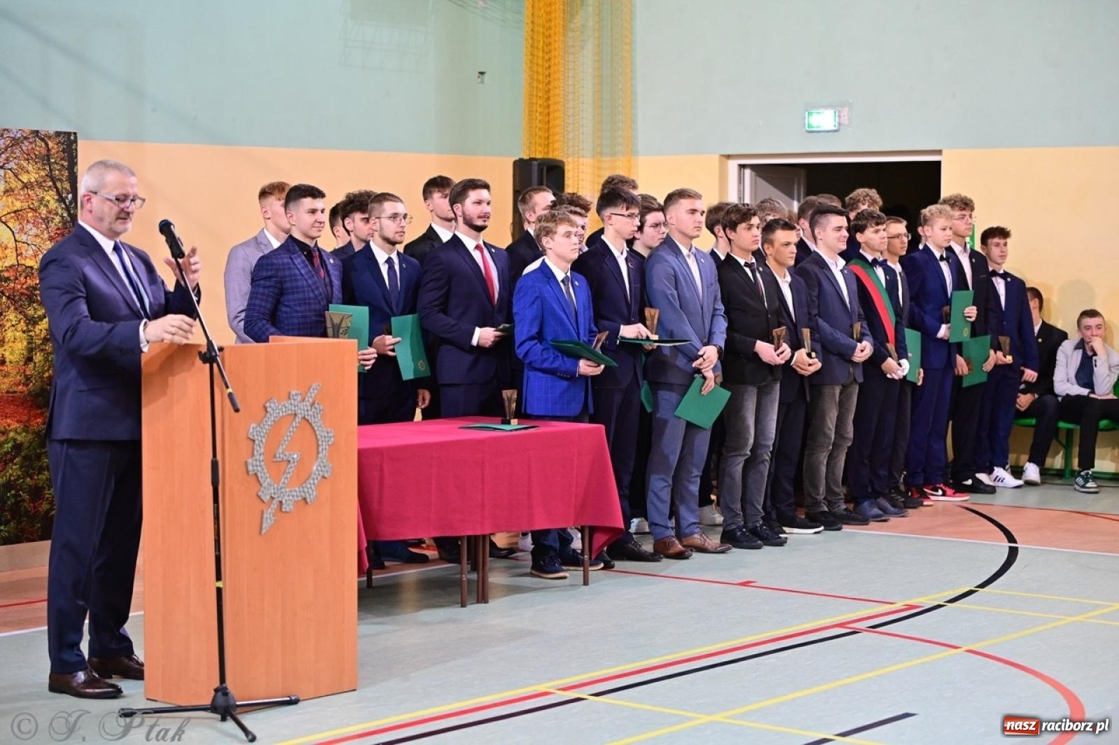 Zdjęcie w galerii na portalu naszraciborz.pl: Święto szkoły w Mechaniku: tradycja, talent i wspólne świętowanie wiadomości z regionu