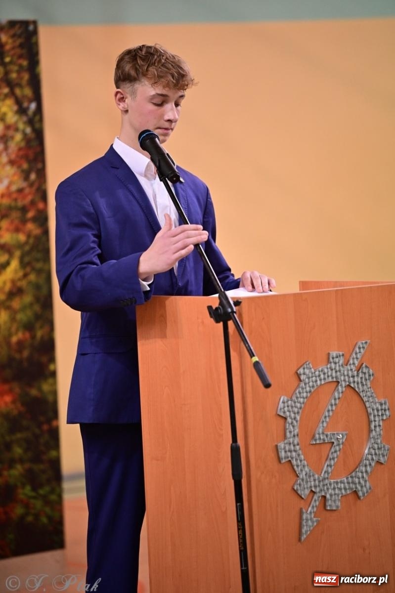 Zdjęcie w galerii na portalu naszraciborz.pl: Święto szkoły w Mechaniku: tradycja, talent i wspólne świętowanie wiadomości z regionu