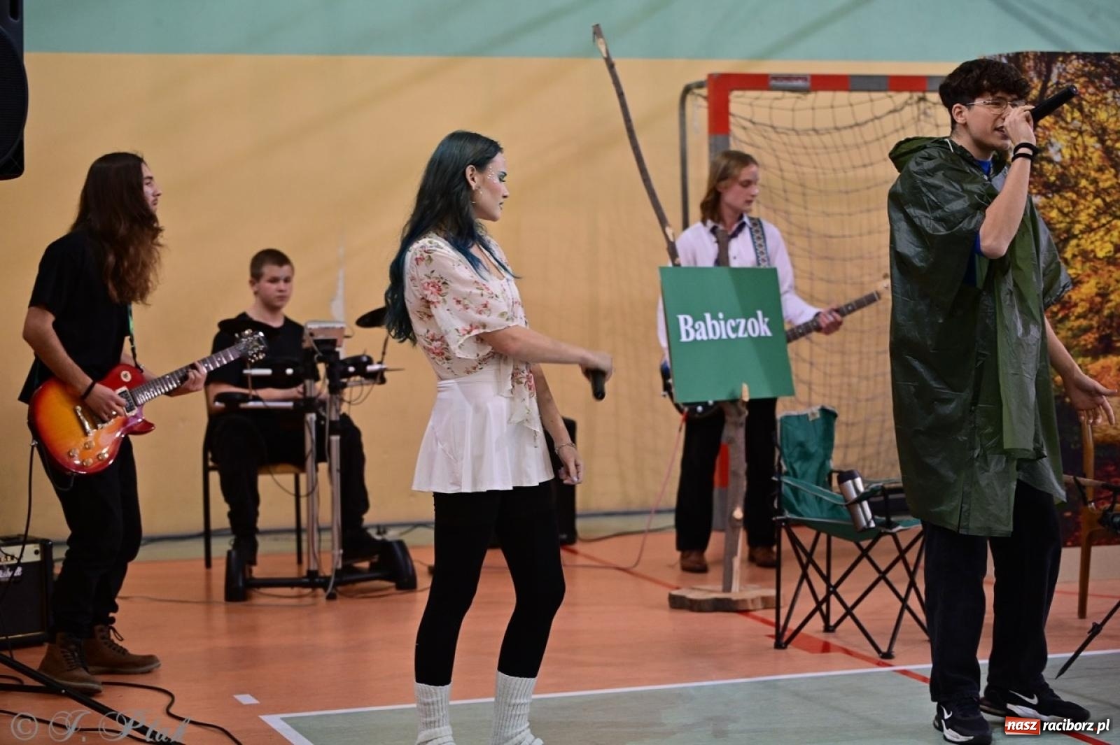 Zdjęcie w galerii na portalu naszraciborz.pl: Święto szkoły w Mechaniku: tradycja, talent i wspólne świętowanie wiadomości z regionu