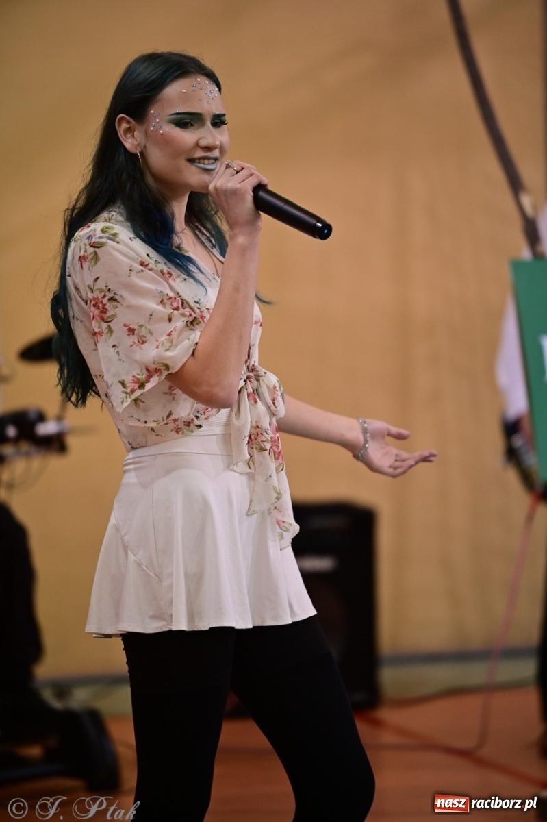 Zdjęcie w galerii na portalu naszraciborz.pl: Święto szkoły w Mechaniku: tradycja, talent i wspólne świętowanie wiadomości z regionu