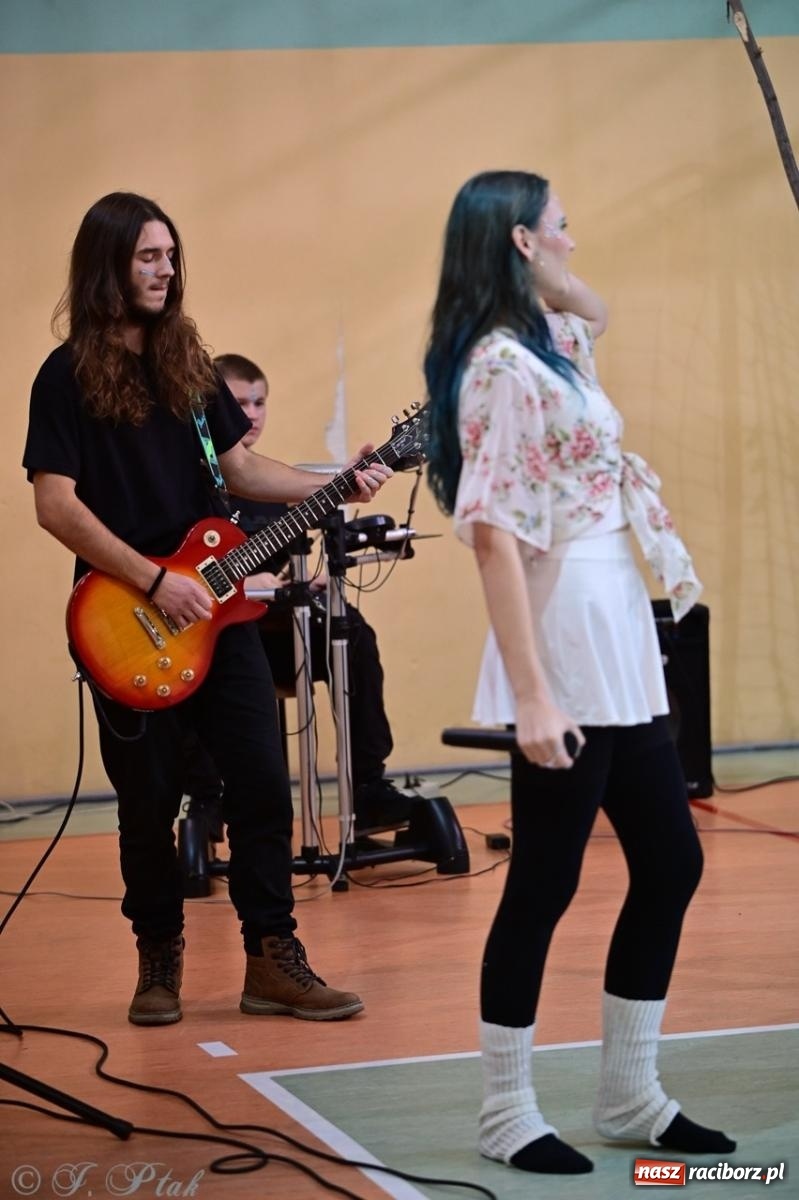 Zdjęcie w galerii na portalu naszraciborz.pl: Święto szkoły w Mechaniku: tradycja, talent i wspólne świętowanie wiadomości z regionu