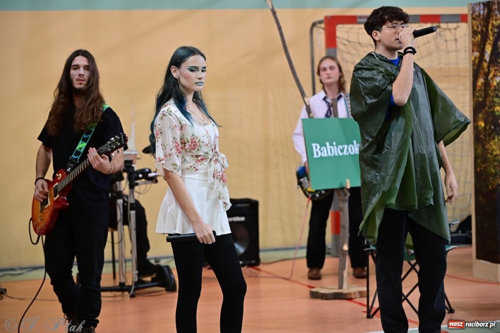 Zdjęcie w galerii na portalu naszraciborz.pl: Święto szkoły w Mechaniku: tradycja, talent i wspólne świętowanie wiadomości z regionu