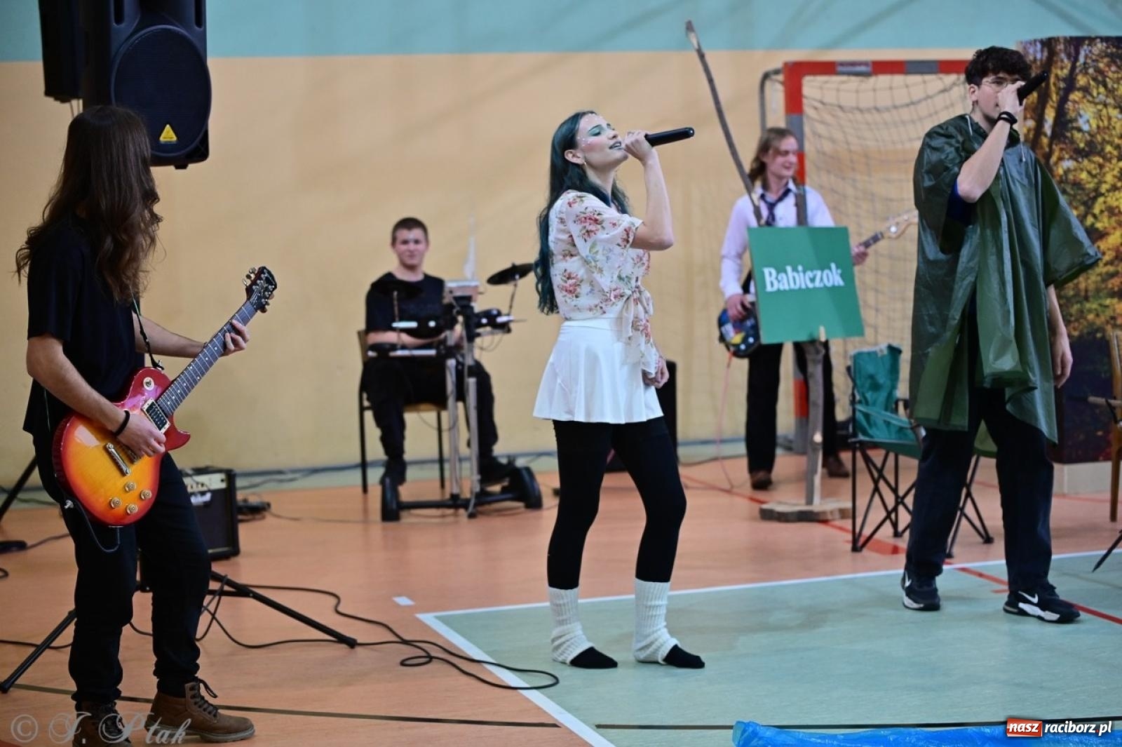 Zdjęcie w galerii na portalu naszraciborz.pl: Święto szkoły w Mechaniku: tradycja, talent i wspólne świętowanie wiadomości z regionu