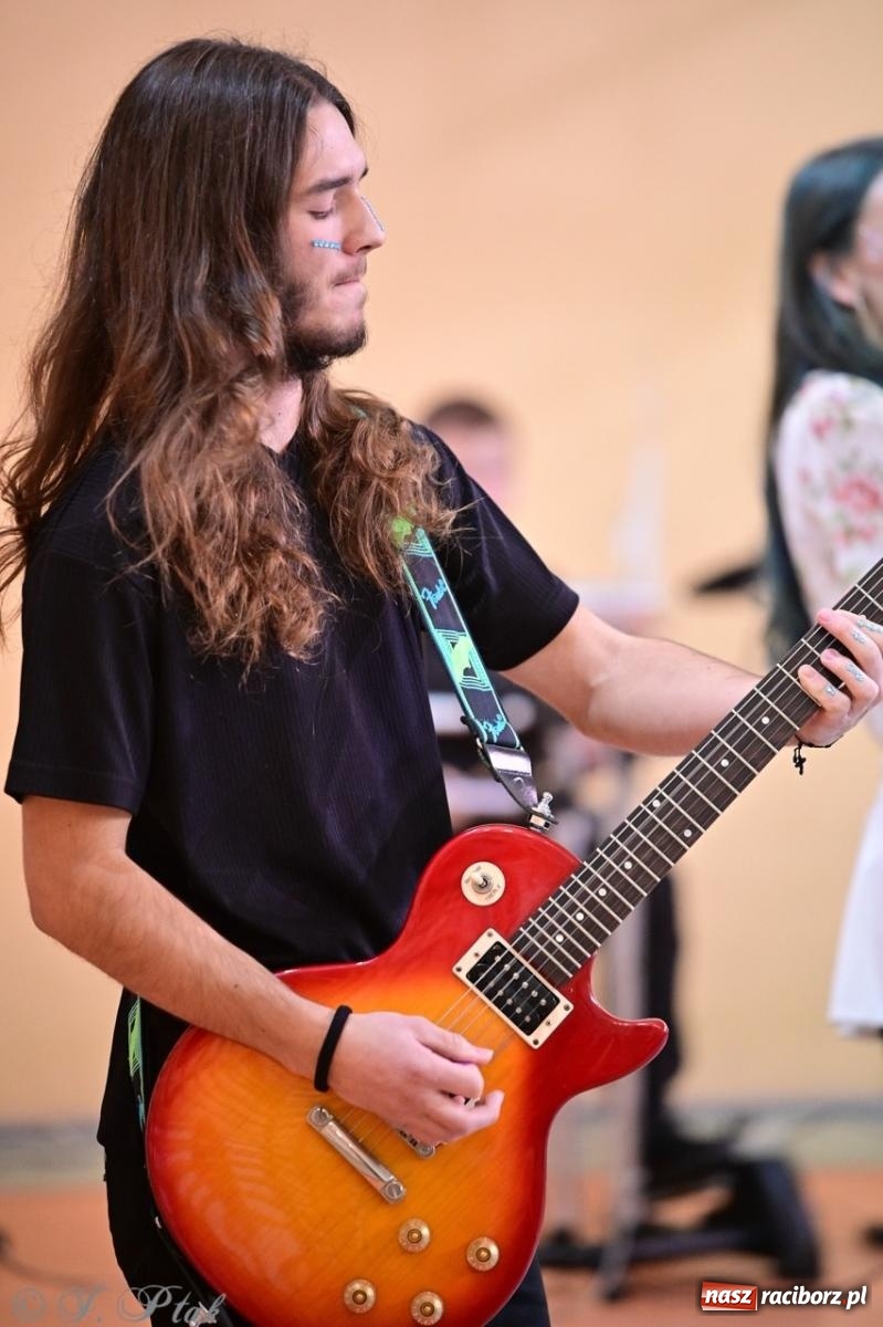 Zdjęcie w galerii na portalu naszraciborz.pl: Święto szkoły w Mechaniku: tradycja, talent i wspólne świętowanie wiadomości z regionu