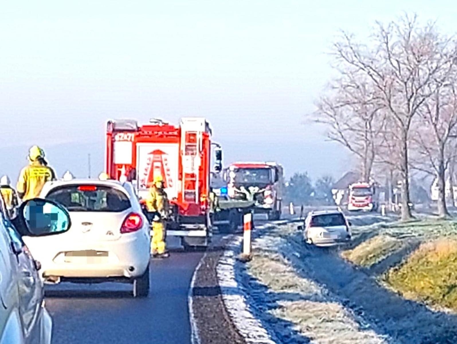 Zdjęcie w galerii na portalu naszraciborz.pl: Citroen wylądował w rowie w Żerdzinach wiadomości z regionu