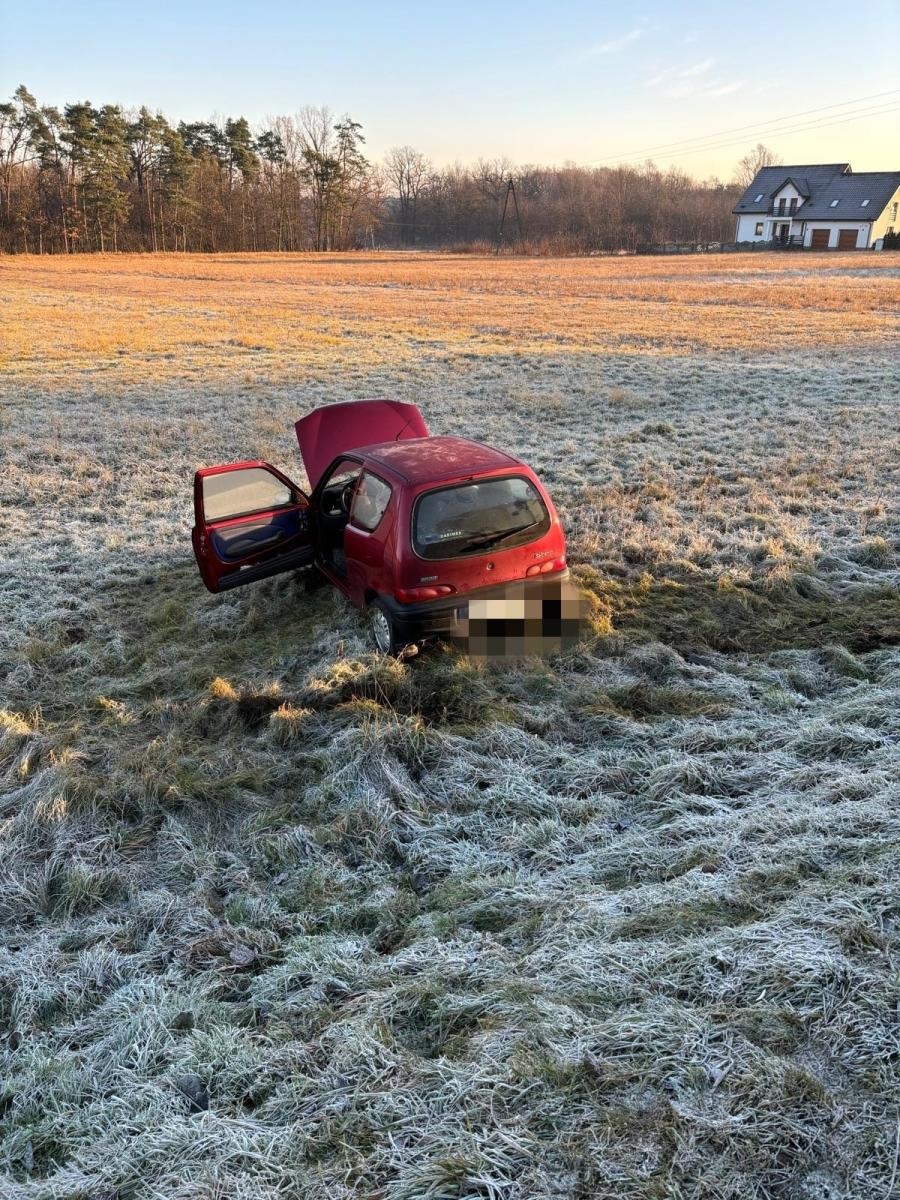 Zdjęcie w galerii na portalu naszraciborz.pl: Fiat wypadł z jezdni na trasie Rudy-Ruda Kozielska wiadomości z regionu