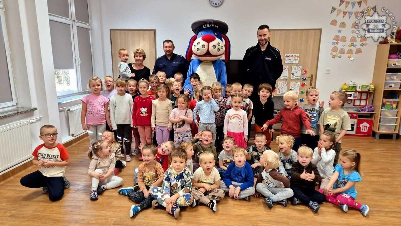 Zdjęcie w galerii na portalu naszraciborz.pl: Dzielnicowi na spotkaniu z przedszkolakami w Rudniku wiadomości z regionu