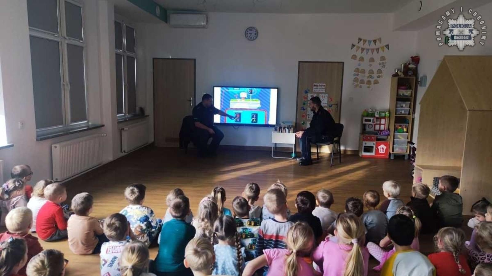 Zdjęcie w galerii na portalu naszraciborz.pl: Dzielnicowi na spotkaniu z przedszkolakami w Rudniku wiadomości z regionu