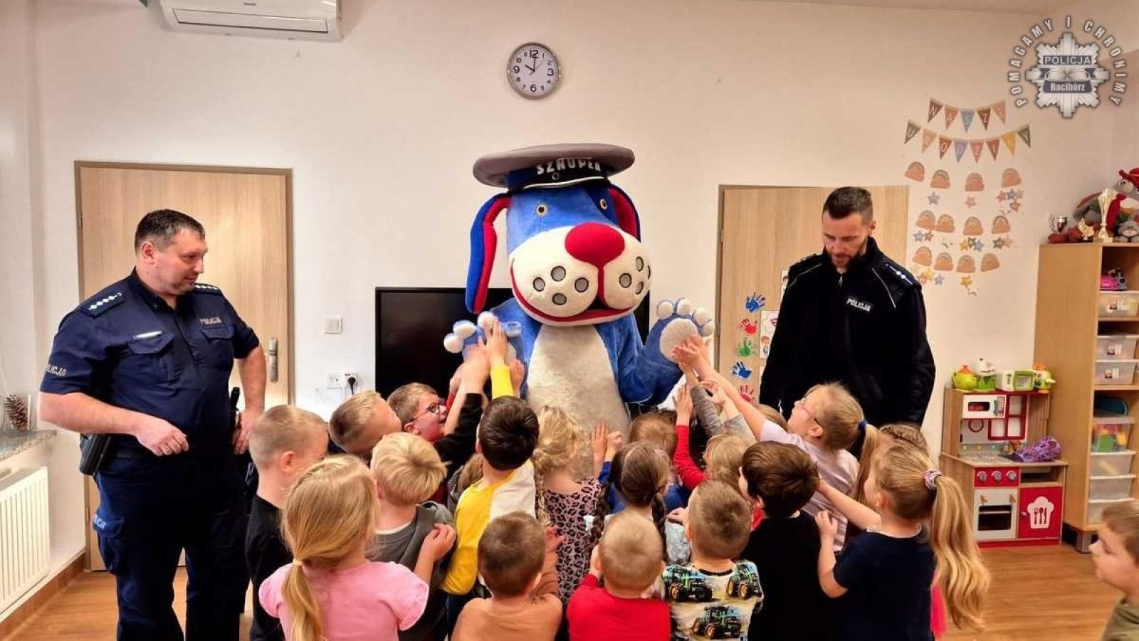 Zdjęcie w galerii na portalu naszraciborz.pl: Dzielnicowi na spotkaniu z przedszkolakami w Rudniku wiadomości z regionu