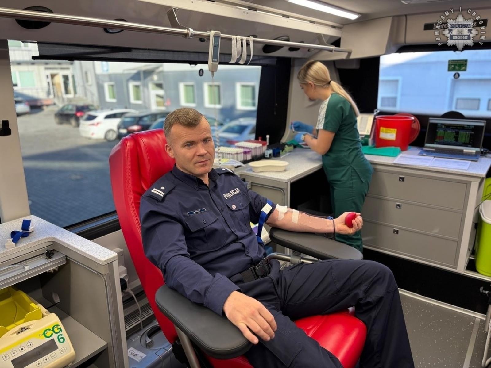 Zdjęcie w galerii na portalu naszraciborz.pl: Raciborscy policjanci oddali krew wiadomości z regionu