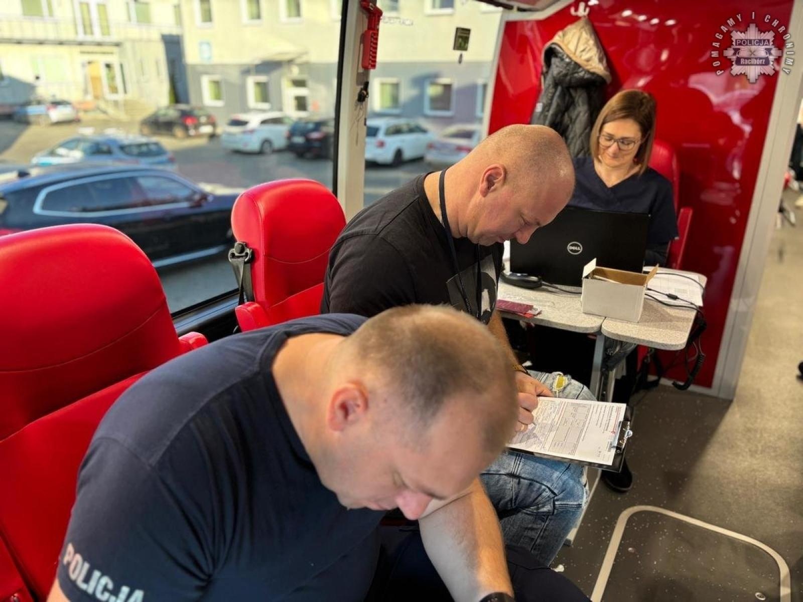 Zdjęcie w galerii na portalu naszraciborz.pl: Raciborscy policjanci oddali krew wiadomości z regionu