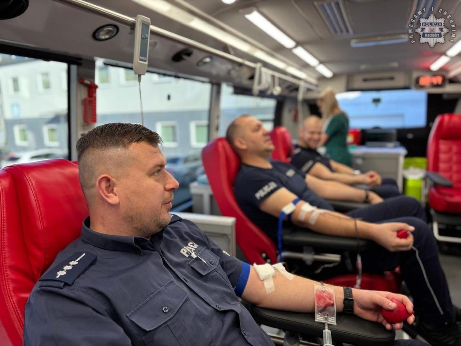 Zdjęcie w galerii na portalu naszraciborz.pl: Raciborscy policjanci oddali krew wiadomości z regionu