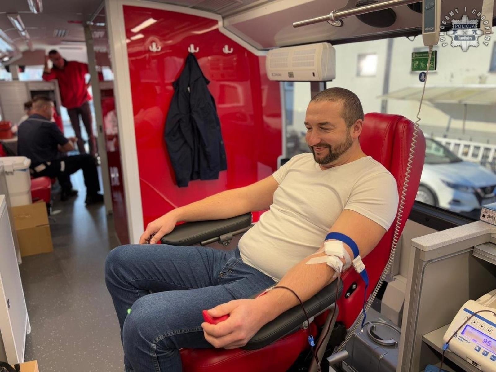 Zdjęcie w galerii na portalu naszraciborz.pl: Raciborscy policjanci oddali krew wiadomości z regionu