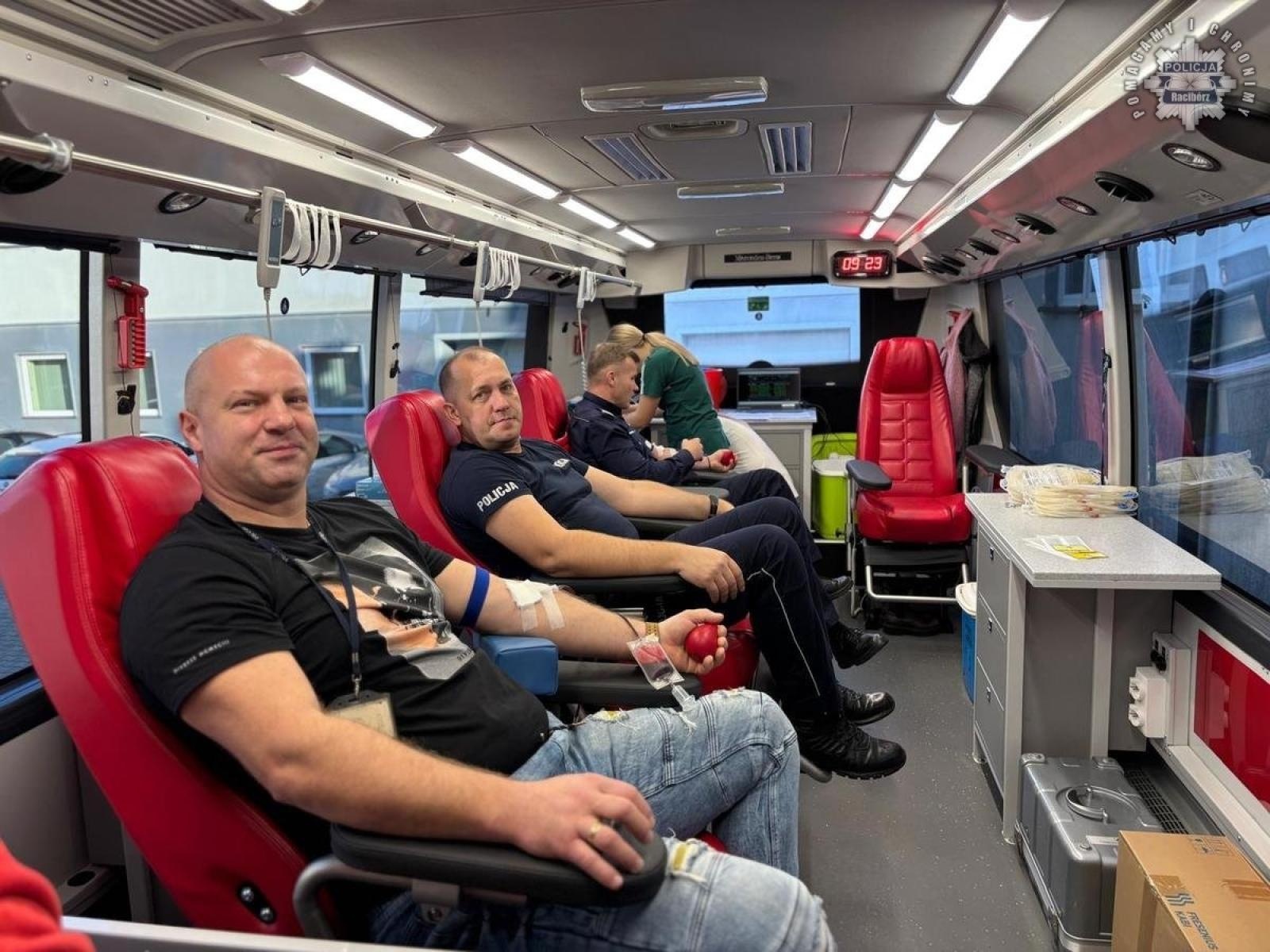 Zdjęcie w galerii na portalu naszraciborz.pl: Raciborscy policjanci oddali krew wiadomości z regionu