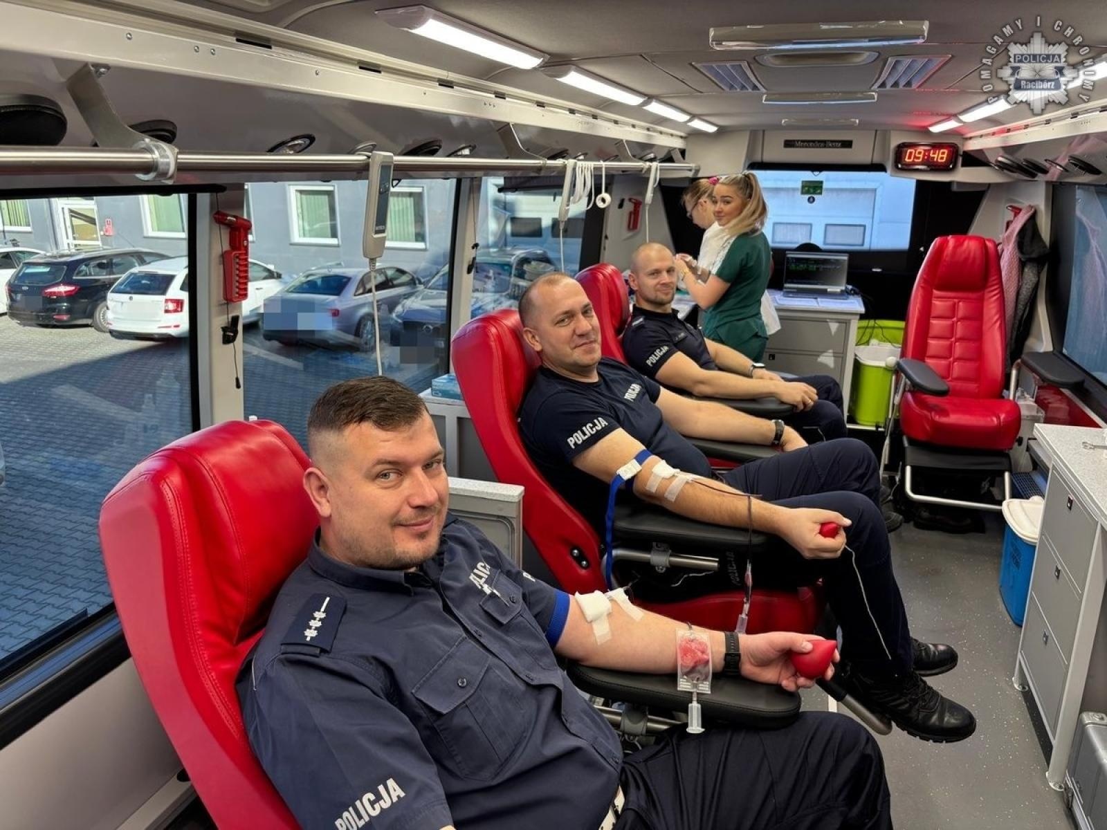 Zdjęcie w galerii na portalu naszraciborz.pl: Raciborscy policjanci oddali krew wiadomości z regionu