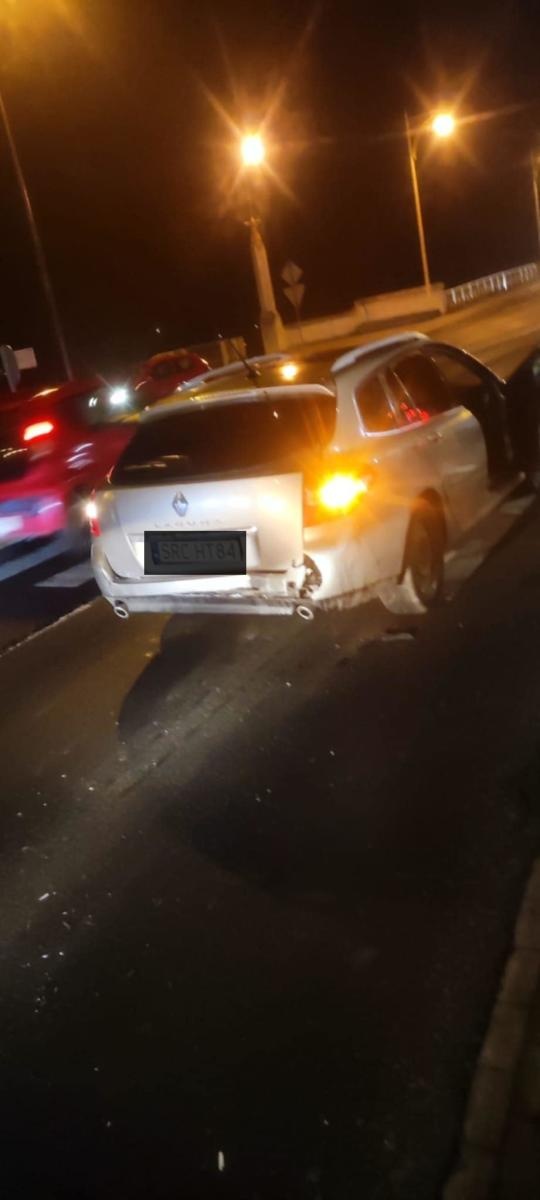 Zdjęcie w galerii na portalu naszraciborz.pl: Peugeot i renault zderzyły się na placu Mostowym wiadomości z regionu