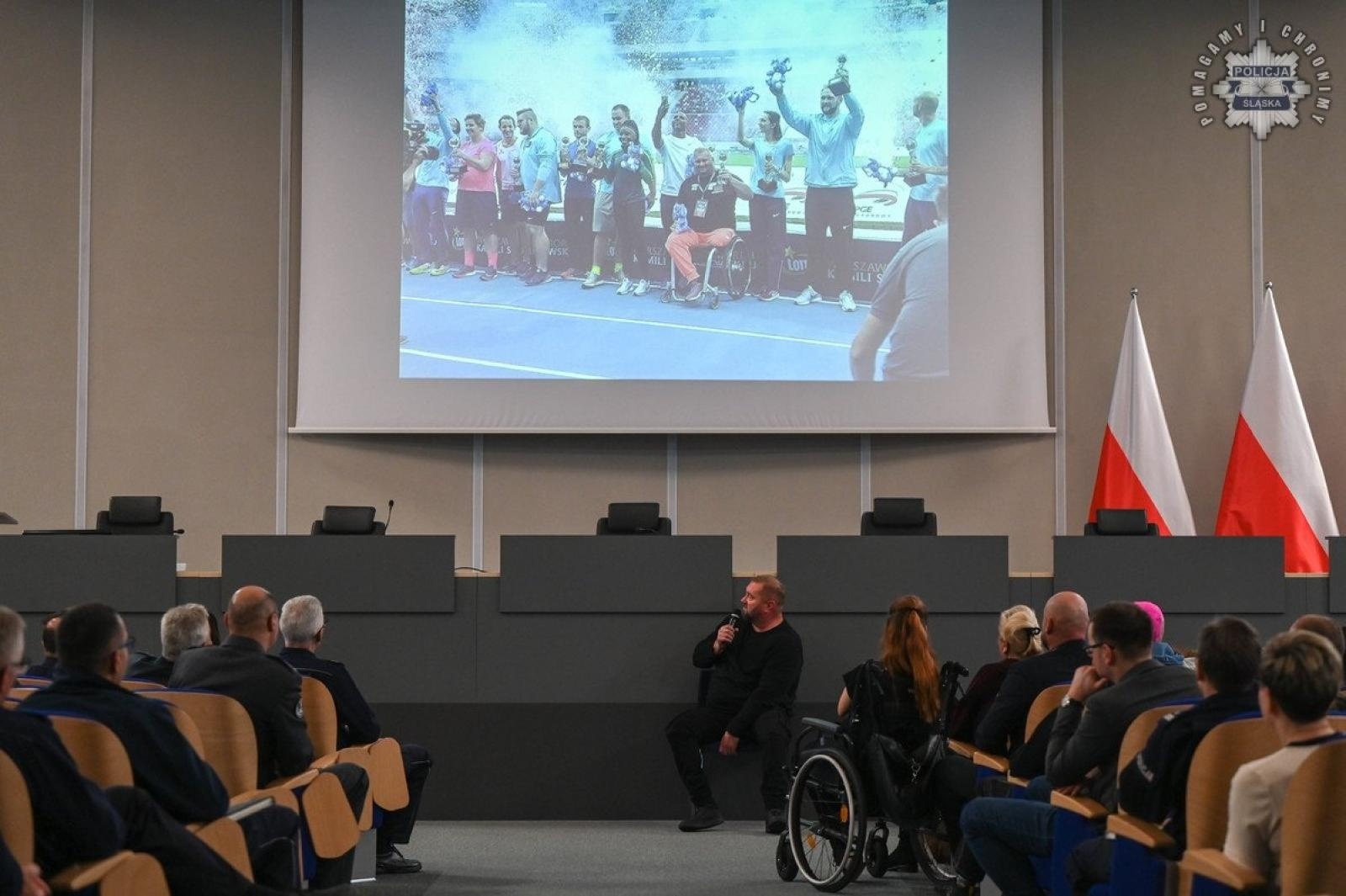 Zdjęcie w galerii na portalu naszraciborz.pl: Konferencja Barierom na przekór w komendzie wojewódzkiej w Katowicach wiadomości z regionu