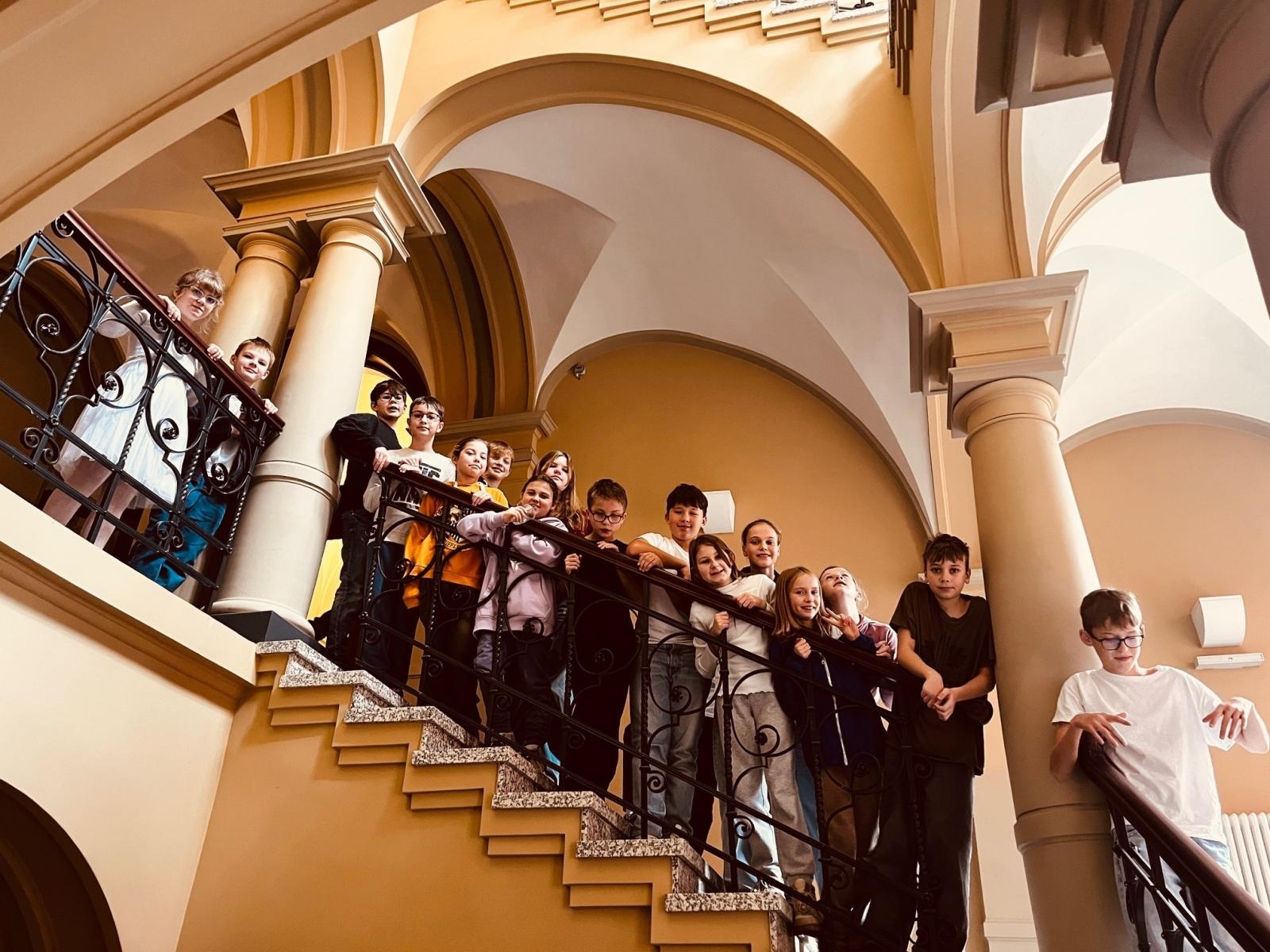 Zdjęcie w galerii na portalu naszraciborz.pl: Rozprawa na Olimpie. Uczniowie z SP 1 w sądzie wiadomości z regionu