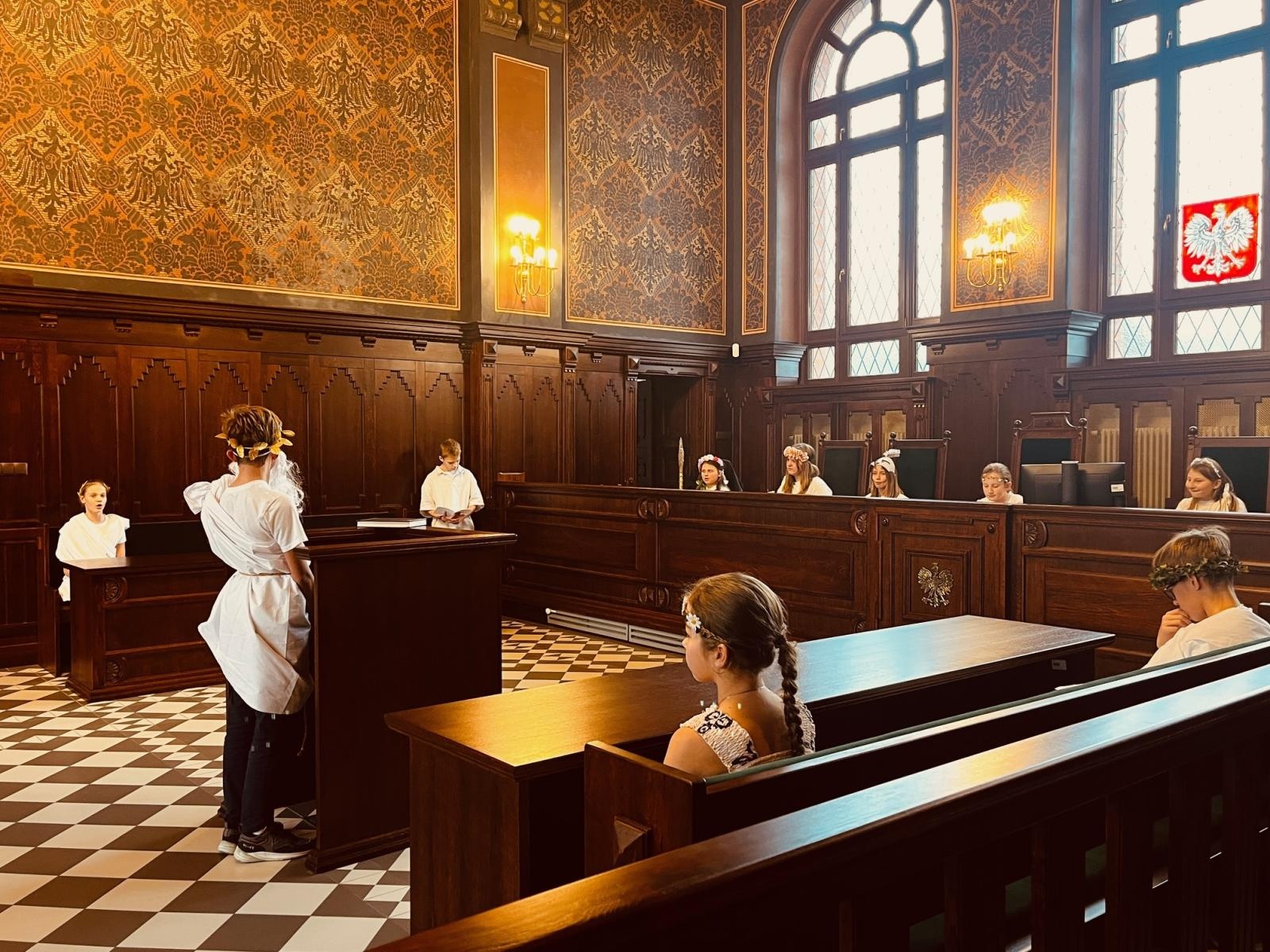 Zdjęcie w galerii na portalu naszraciborz.pl: Rozprawa na Olimpie. Uczniowie z SP 1 w sądzie wiadomości z regionu