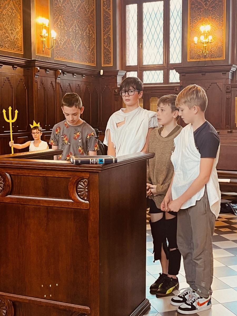 Zdjęcie w galerii na portalu naszraciborz.pl: Rozprawa na Olimpie. Uczniowie z SP 1 w sądzie wiadomości z regionu