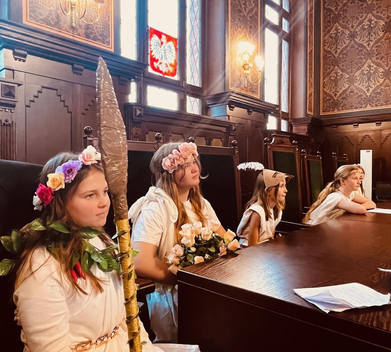 Zdjęcie w galerii na portalu naszraciborz.pl: Rozprawa na Olimpie. Uczniowie z SP 1 w sądzie wiadomości z regionu