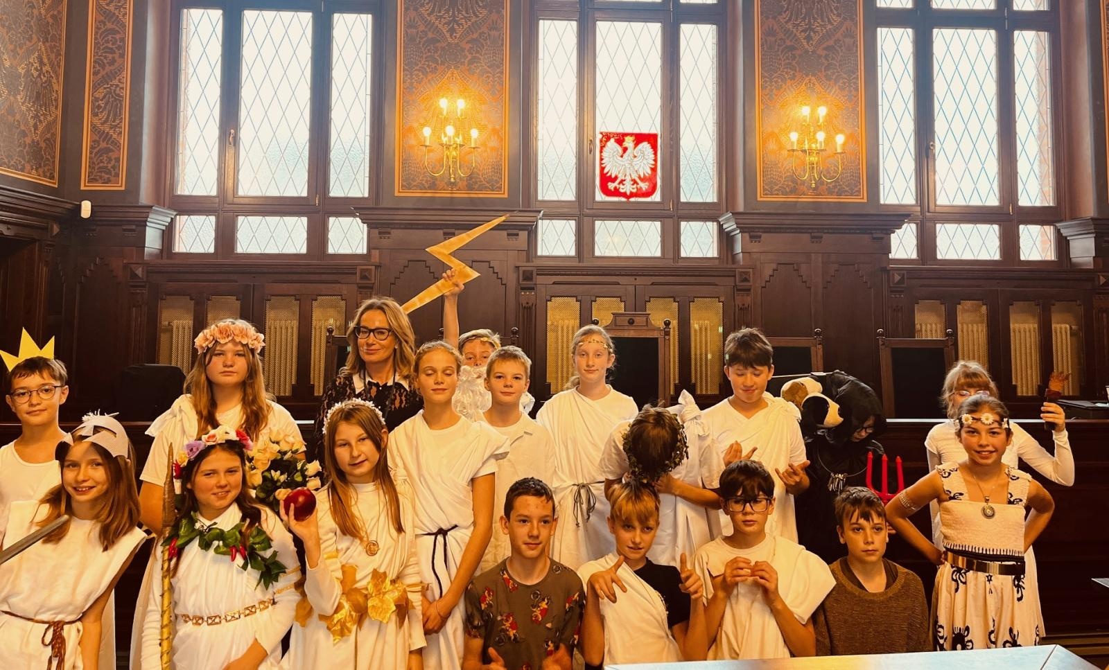 Zdjęcie w galerii na portalu naszraciborz.pl: Rozprawa na Olimpie. Uczniowie z SP 1 w sądzie wiadomości z regionu