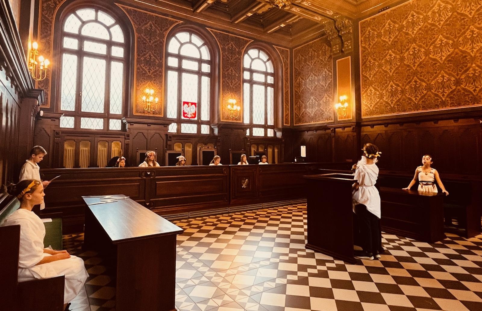 Zdjęcie w galerii na portalu naszraciborz.pl: Rozprawa na Olimpie. Uczniowie z SP 1 w sądzie wiadomości z regionu