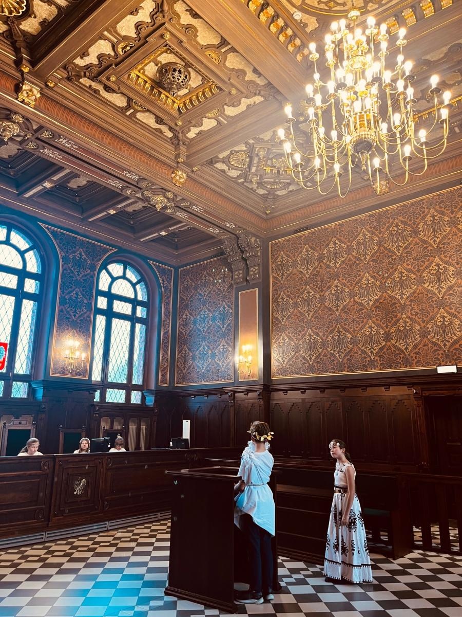 Zdjęcie w galerii na portalu naszraciborz.pl: Rozprawa na Olimpie. Uczniowie z SP 1 w sądzie wiadomości z regionu