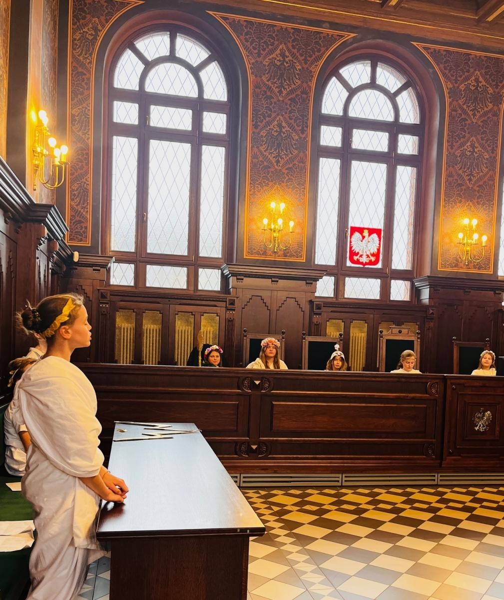 Zdjęcie w galerii na portalu naszraciborz.pl: Rozprawa na Olimpie. Uczniowie z SP 1 w sądzie wiadomości z regionu