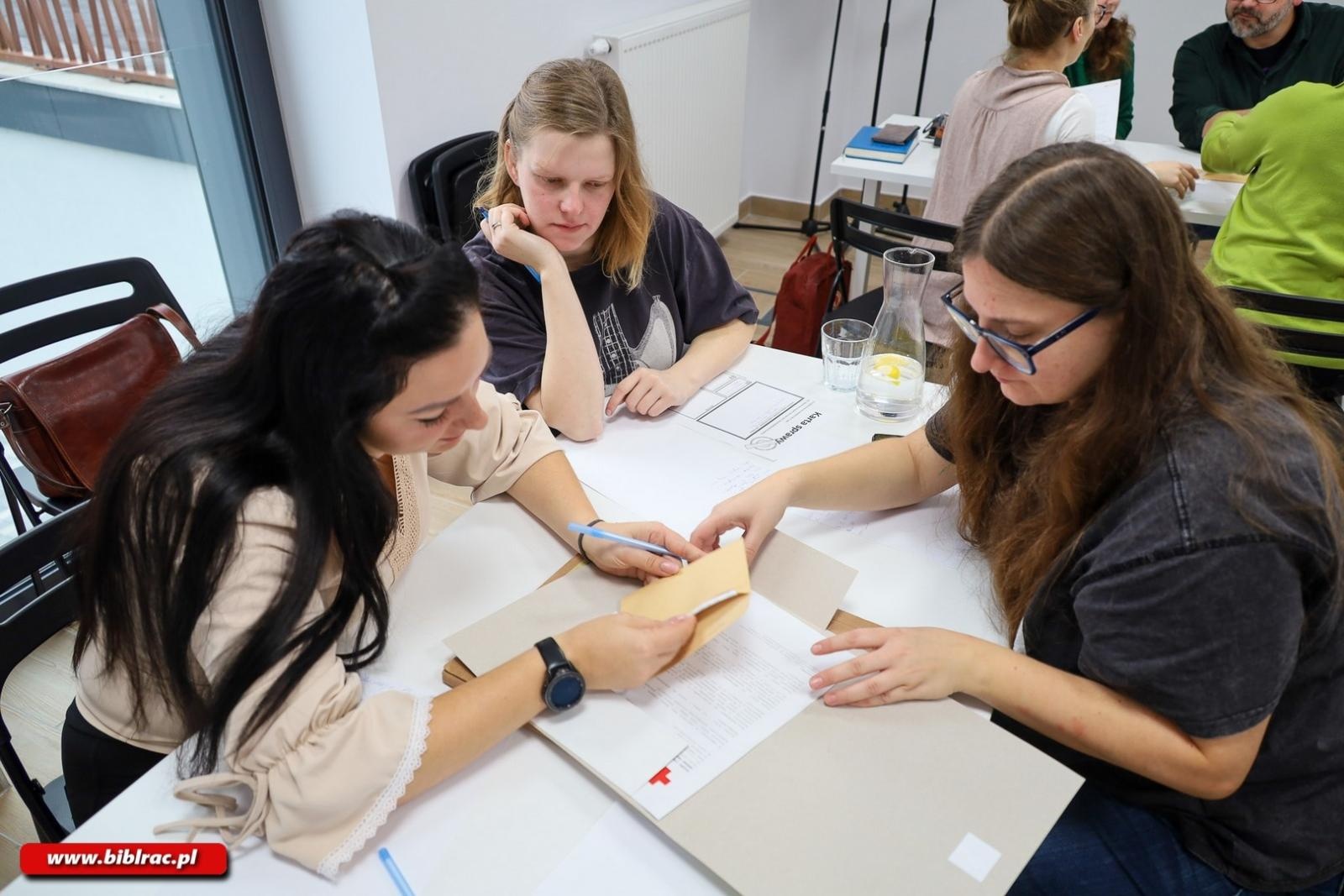 Zdjęcie w galerii na portalu naszraciborz.pl: Wyobrażona tożsamość - warsztaty na Stacji Młodych wiadomości z regionu