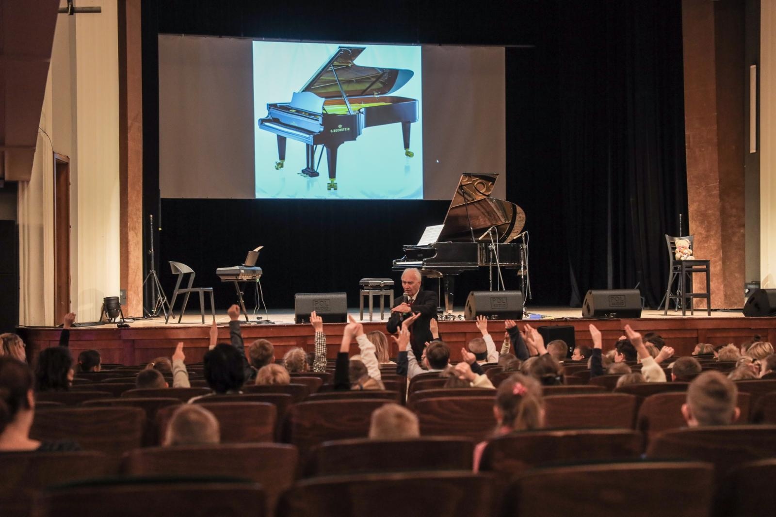 Zdjęcie w galerii na portalu naszraciborz.pl: FORTEPIAN pełen niespodzianek na koncertach umuzykalniających w RCK wiadomości z regionu