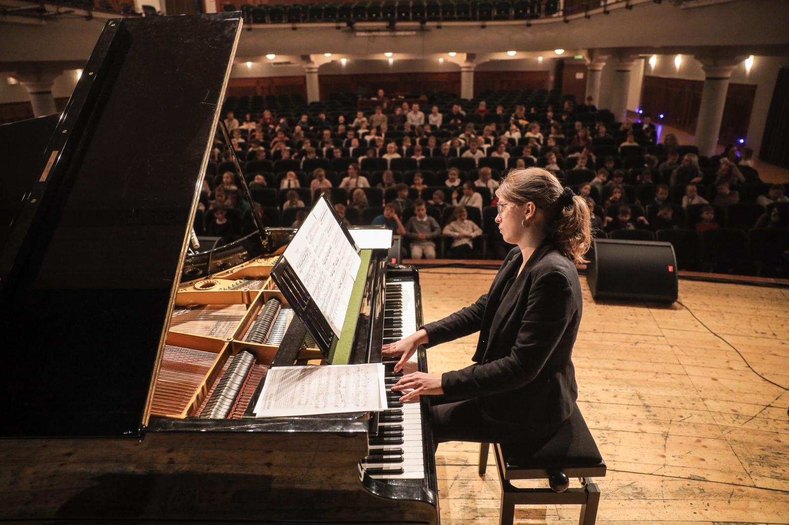 Zdjęcie w galerii na portalu naszraciborz.pl: FORTEPIAN pełen niespodzianek na koncertach umuzykalniających w RCK wiadomości z regionu