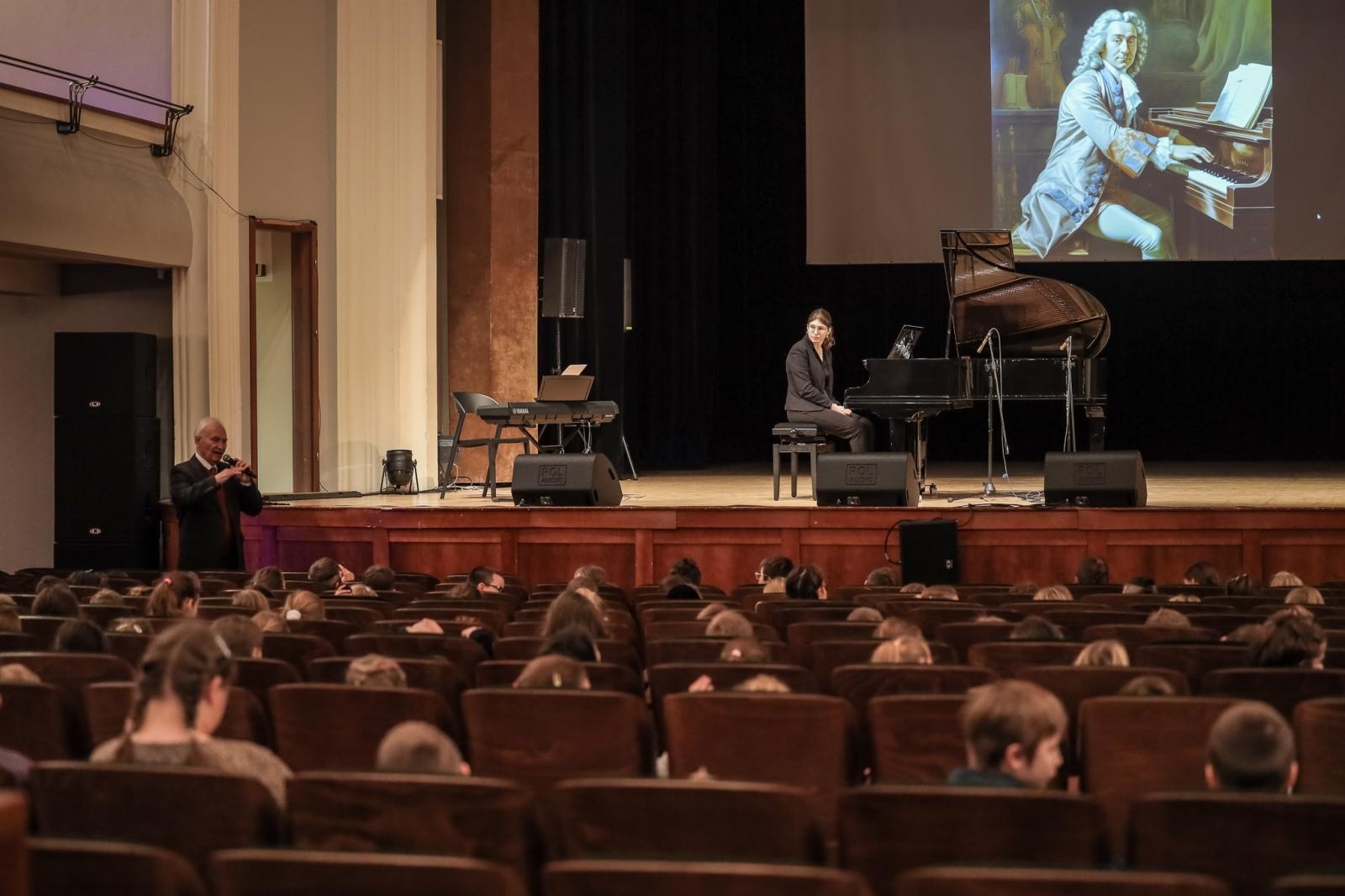 Zdjęcie w galerii na portalu naszraciborz.pl: FORTEPIAN pełen niespodzianek na koncertach umuzykalniających w RCK wiadomości z regionu