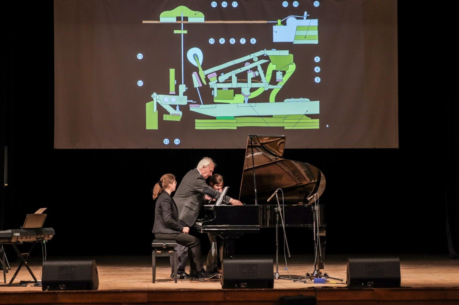 Zdjęcie w galerii na portalu naszraciborz.pl: FORTEPIAN pełen niespodzianek na koncertach umuzykalniających w RCK wiadomości z regionu