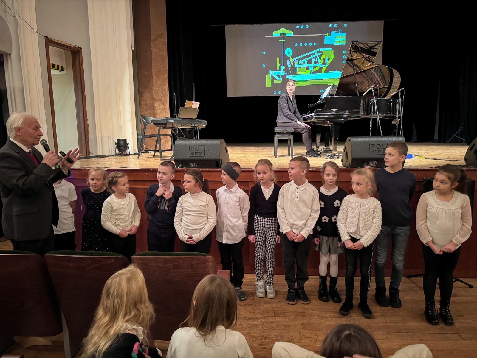 Zdjęcie w galerii na portalu naszraciborz.pl: FORTEPIAN pełen niespodzianek na koncertach umuzykalniających w RCK wiadomości z regionu