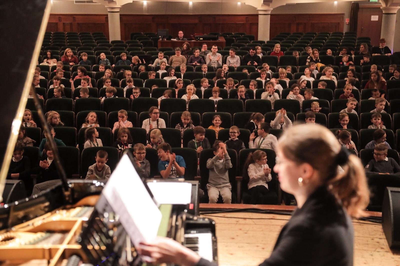 Zdjęcie w galerii na portalu naszraciborz.pl: FORTEPIAN pełen niespodzianek na koncertach umuzykalniających w RCK wiadomości z regionu