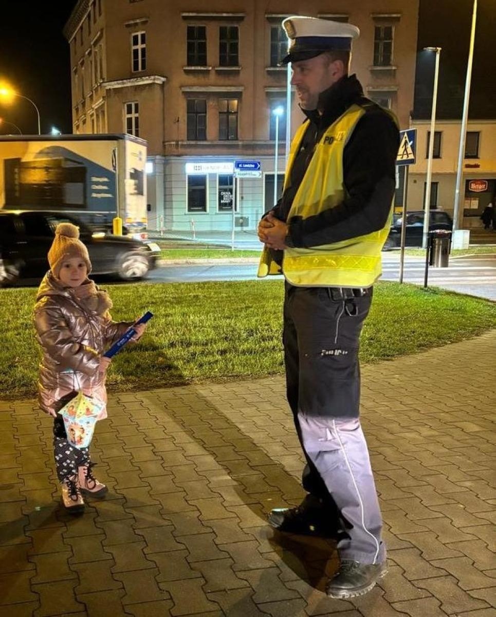 Zdjęcie w galerii na portalu naszraciborz.pl: Świeć przykładem. Raciborska policja edukuje najmłodszych wiadomości z regionu