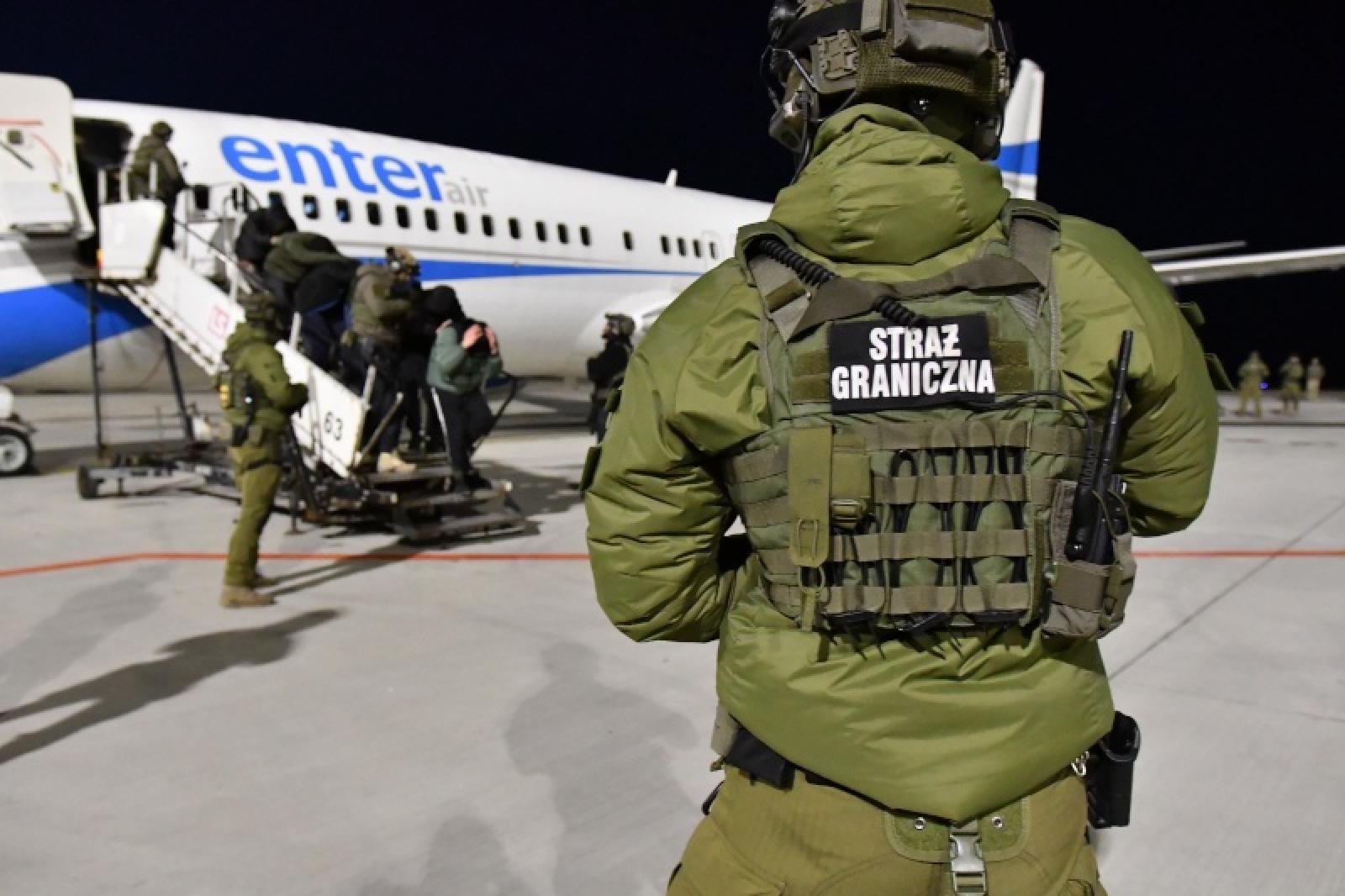 Zdjęcie w galerii na portalu naszraciborz.pl: Śląscy pogranicznicy z Raciborza zorganizowali wspólne ćwiczenia służb na lotnisku w Katowicach-Pyrzowicach wiadomości z regionu