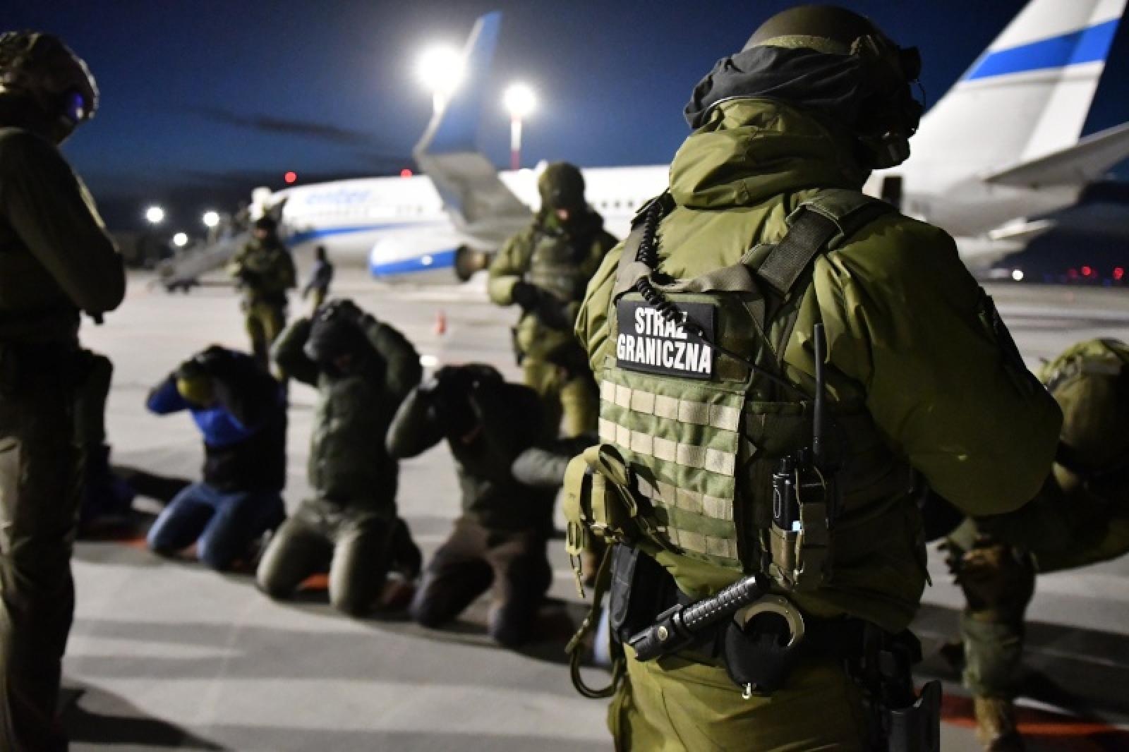 Zdjęcie w galerii na portalu naszraciborz.pl: Śląscy pogranicznicy z Raciborza zorganizowali wspólne ćwiczenia służb na lotnisku w Katowicach-Pyrzowicach wiadomości z regionu