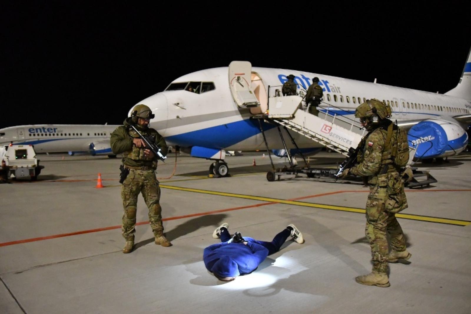 Zdjęcie w galerii na portalu naszraciborz.pl: Śląscy pogranicznicy z Raciborza zorganizowali wspólne ćwiczenia służb na lotnisku w Katowicach-Pyrzowicach wiadomości z regionu