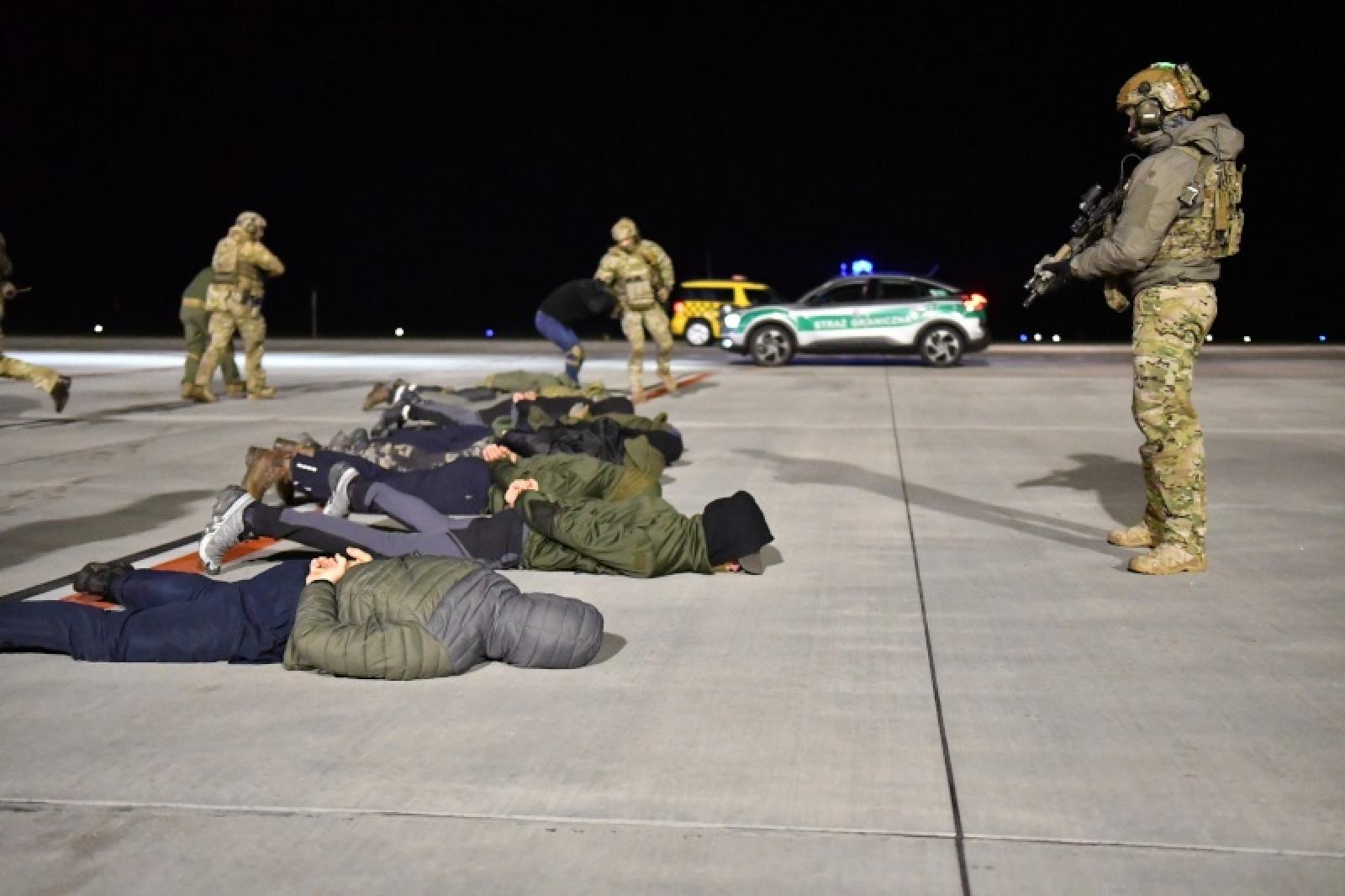 Zdjęcie w galerii na portalu naszraciborz.pl: Śląscy pogranicznicy z Raciborza zorganizowali wspólne ćwiczenia służb na lotnisku w Katowicach-Pyrzowicach wiadomości z regionu