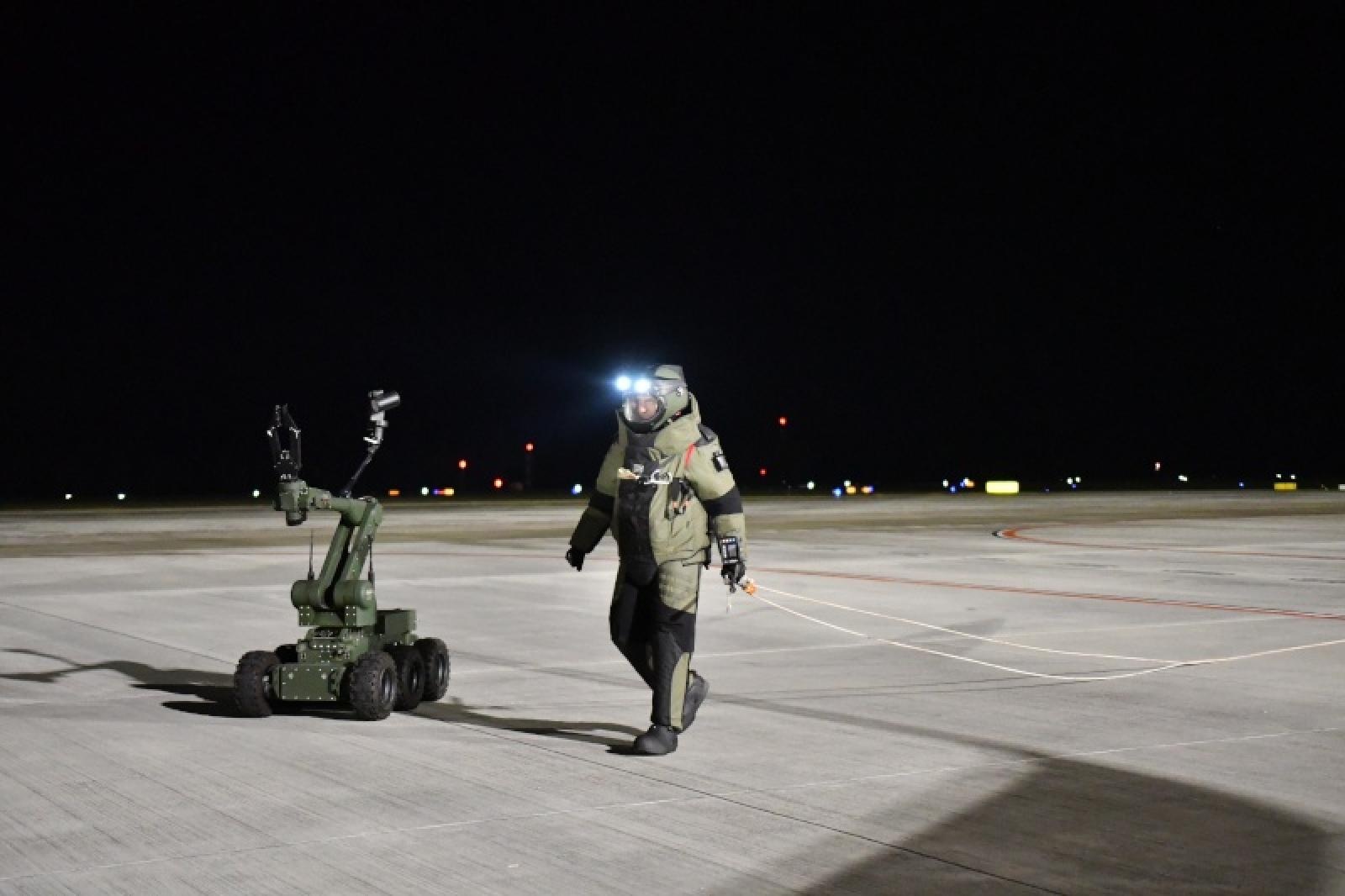 Zdjęcie w galerii na portalu naszraciborz.pl: Śląscy pogranicznicy z Raciborza zorganizowali wspólne ćwiczenia służb na lotnisku w Katowicach-Pyrzowicach wiadomości z regionu