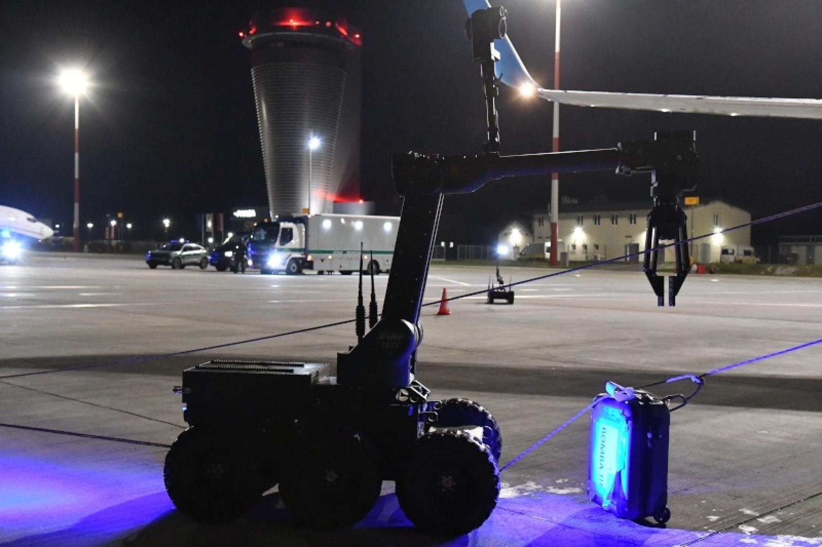 Zdjęcie w galerii na portalu naszraciborz.pl: Śląscy pogranicznicy z Raciborza zorganizowali wspólne ćwiczenia służb na lotnisku w Katowicach-Pyrzowicach wiadomości z regionu