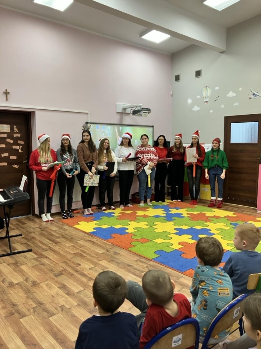 Zdjęcie w galerii na portalu naszraciborz.pl: Przedszkolaki z Czternastki w świątecznym nastroju wiadomości z regionu