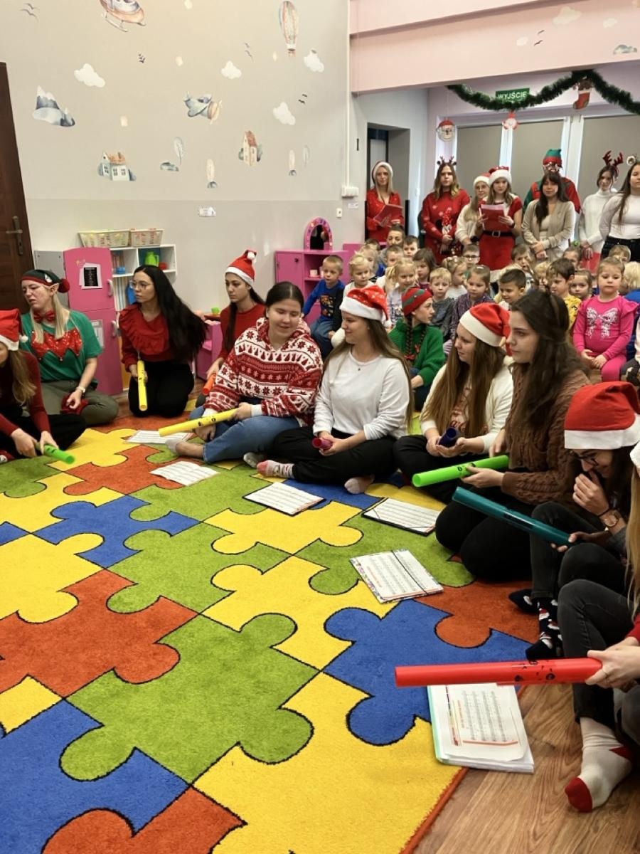 Zdjęcie w galerii na portalu naszraciborz.pl: Przedszkolaki z Czternastki w świątecznym nastroju wiadomości z regionu