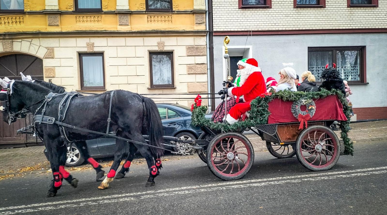 Zdjęcie w galerii na portalu naszraciborz.pl: Uroczysta procesja św. Mikołaja w Krzanowicach tym razem z... wiadomości z regionu