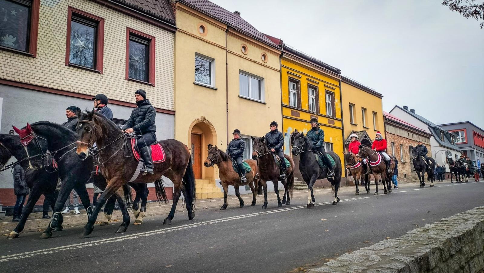 Zdjęcie w galerii na portalu naszraciborz.pl: Uroczysta procesja św. Mikołaja w Krzanowicach tym razem z... wiadomości z regionu