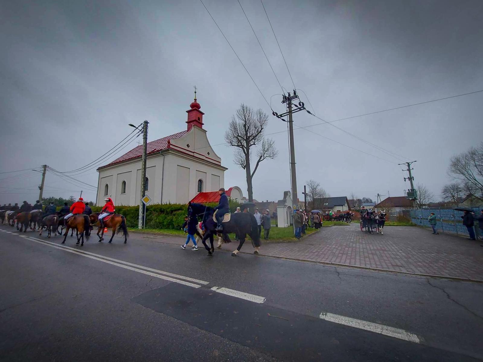 Zdjęcie w galerii na portalu naszraciborz.pl: Uroczysta procesja św. Mikołaja w Krzanowicach tym razem z... wiadomości z regionu