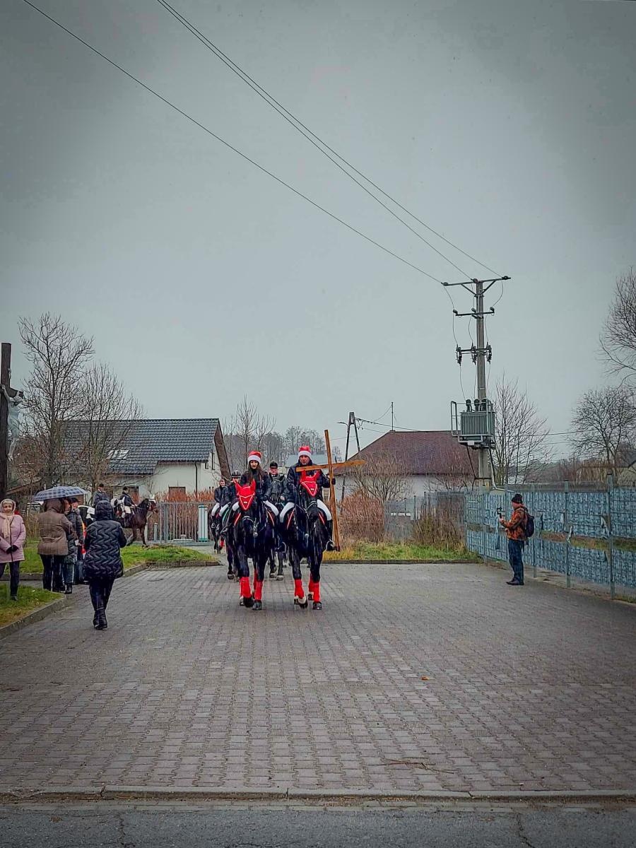Zdjęcie w galerii na portalu naszraciborz.pl: Uroczysta procesja św. Mikołaja w Krzanowicach tym razem z... wiadomości z regionu