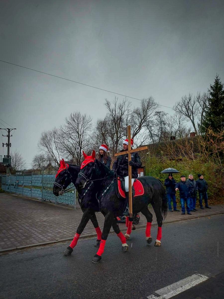 Zdjęcie w galerii na portalu naszraciborz.pl: Uroczysta procesja św. Mikołaja w Krzanowicach tym razem z... wiadomości z regionu